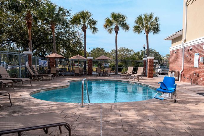 Imagen de la piscina del Hotel Comfort Inn and Suites Patriots Point. Foto 20