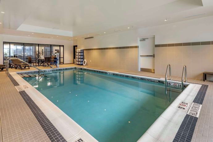 Imagen de la piscina del Hotel Comfort Inn and Suites Pittsburgh-Northshore. Foto 20