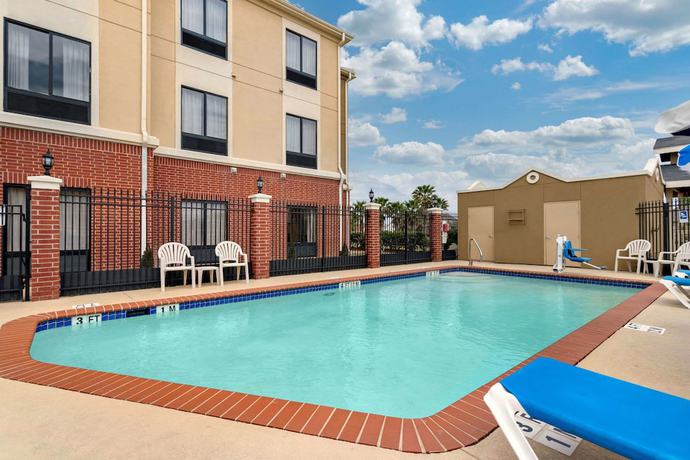 Imagen de la piscina del Hotel Comfort Inn and Suites Port Arthur-Port Neches. Foto 20