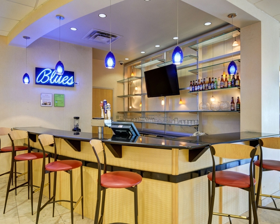 Imagen de los exteriores del Hotel Comfort Inn and Suites Presidential. Foto 5