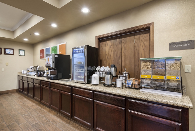 Imagen del bar/restaurante del Hotel Comfort Inn and Suites Sacramento - University Area. Foto 5