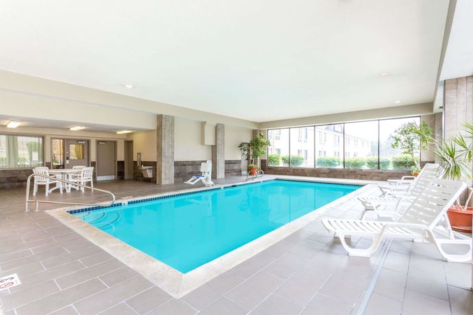 Imagen de la piscina del Hotel Comfort Inn and Suites Salt Lake City I-80 I-15 Downtown. Foto 15