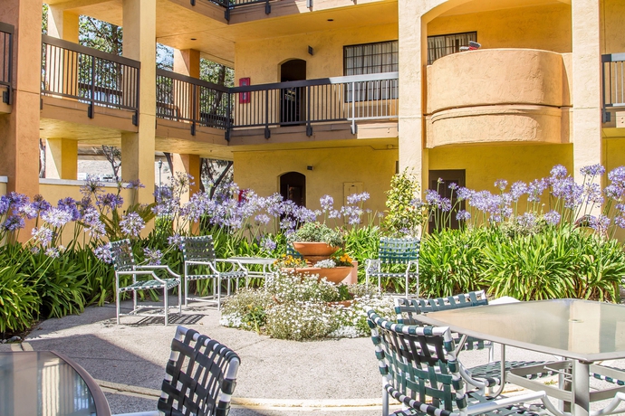 Imagen de los exteriores del Hotel Comfort Inn and Suites San Francisco Airport North. Foto 11