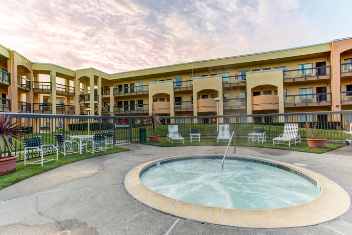 Imagen de los exteriores del Hotel Comfort Inn and Suites San Francisco Airport North. Foto 13