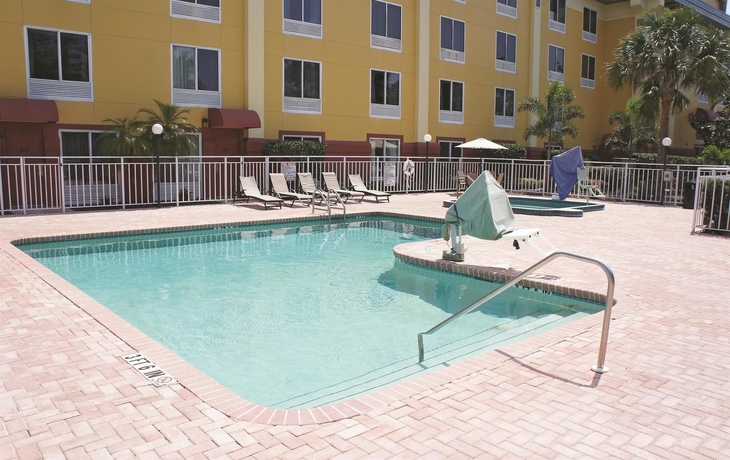 Imagen de la piscina del Hotel Comfort Inn and Suites Sarasota I75. Foto 16