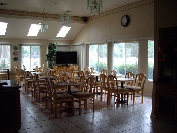 Imagen del bar/restaurante del Hotel Comfort Inn and Suites Sequoia/kings Canyon. Foto 3