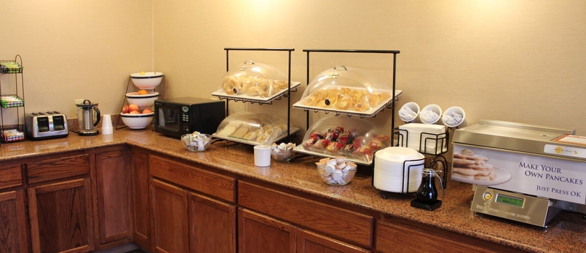 Imagen del bar/restaurante del Hotel Comfort Inn and Suites St. Louis - Chesterfield. Foto 2