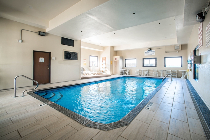 Imagen de la piscina del Hotel Comfort Inn and Suites St. Louis - Hazelwood. Foto 16