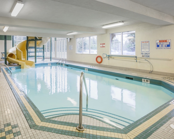 Imagen de la piscina del Hotel Comfort Inn and Suites University. Foto 15