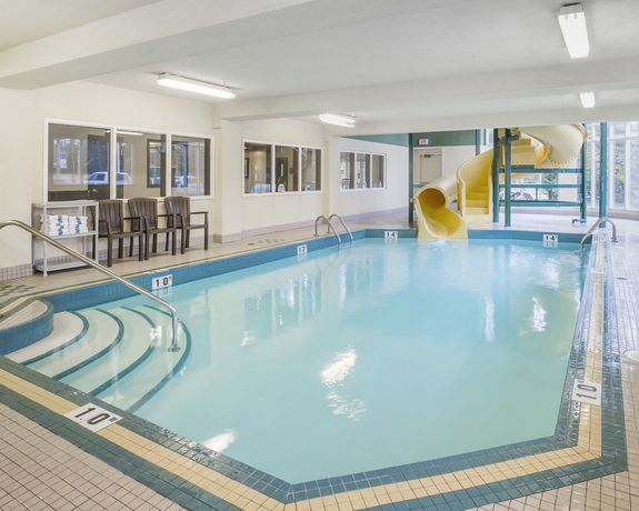 Imagen de la piscina del Hotel Comfort Inn and Suites University. Foto 16