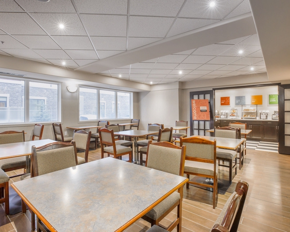 Imagen del bar/restaurante del Hotel Comfort Inn and Suites University. Foto 3