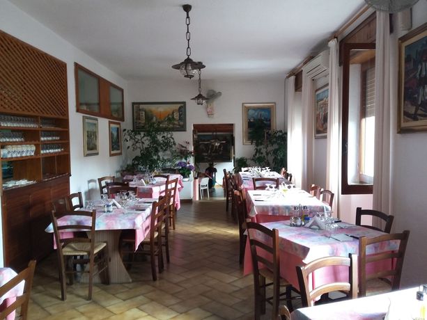 Imagen del bar/restaurante del Hotel Comfort Scano Inn. Foto 2