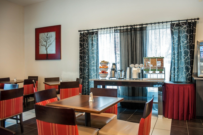 Imagen del bar/restaurante del Hotel Comfort Suites Airport, Nashville-Davidson. Foto 2