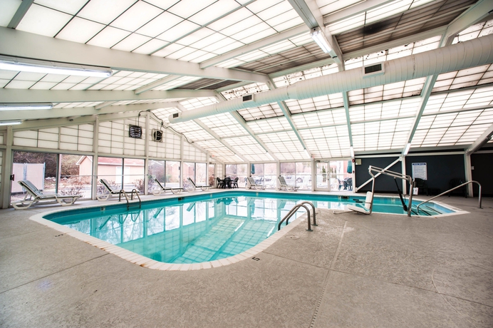 Imagen de la piscina del Hotel Comfort Suites Airport, Nashville-Davidson. Foto 15