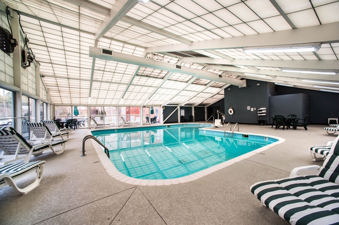 Imagen de la piscina del Hotel Comfort Suites Airport, Nashville-Davidson. Foto 16