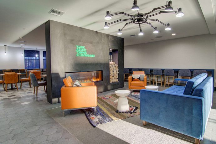 Imagen de los interiores del Hotel Comfort Suites Airport, Newport News. Foto 15