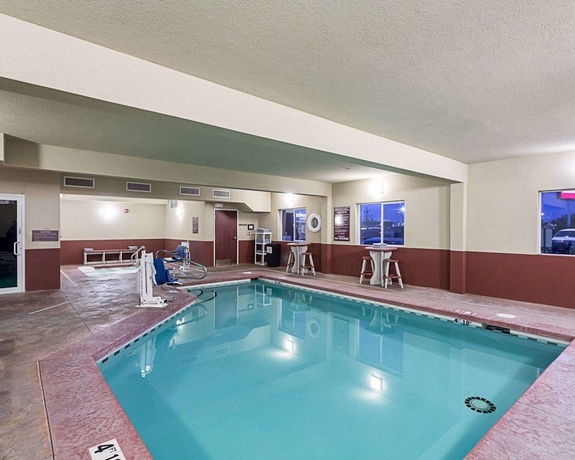 Imagen de la piscina del Hotel Comfort Suites Airport, Wichita. Foto 19