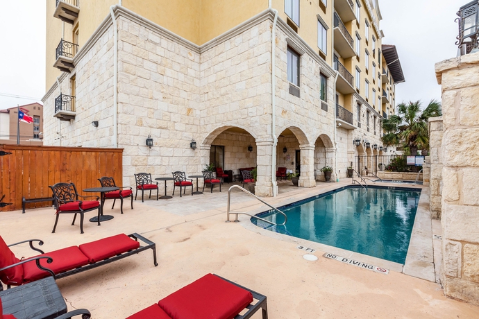 Imagen de la piscina del Hotel Comfort Suites Alamo - Riverwalk. Foto 15