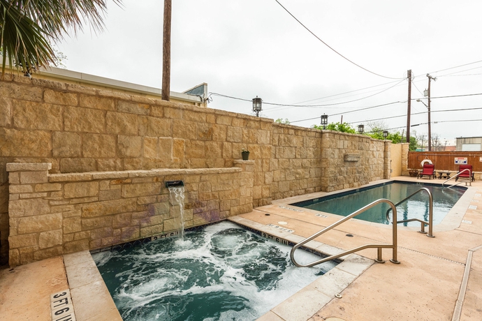 Imagen de la piscina del Hotel Comfort Suites Alamo - Riverwalk. Foto 16