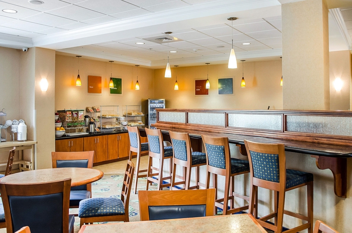Imagen del bar/restaurante del Hotel Comfort Suites Amish Country. Foto 6