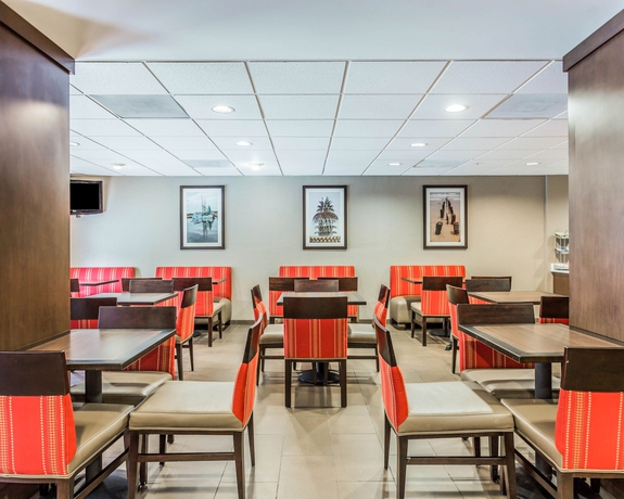 Imagen del bar/restaurante del Hotel Comfort Suites At Isle Of Palms Connector. Foto 4