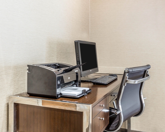 Imagen de los interiores del Hotel Comfort Suites At Isle Of Palms Connector. Foto 13