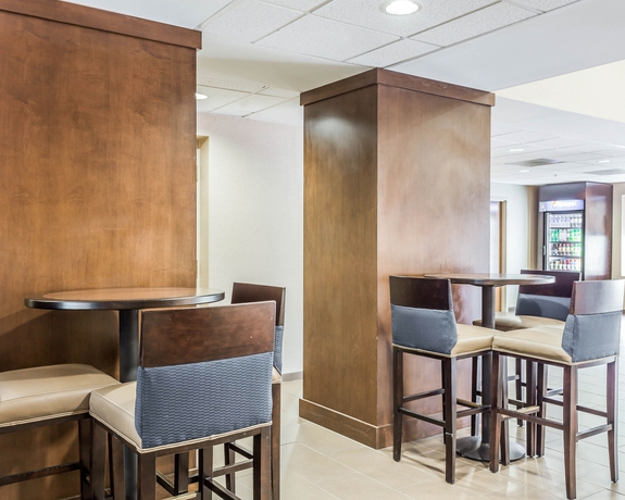Imagen de los interiores del Hotel Comfort Suites At Isle Of Palms Connector. Foto 16