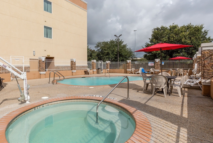 Imagen de la piscina del Hotel Comfort Suites At Katy Mills. Foto 16