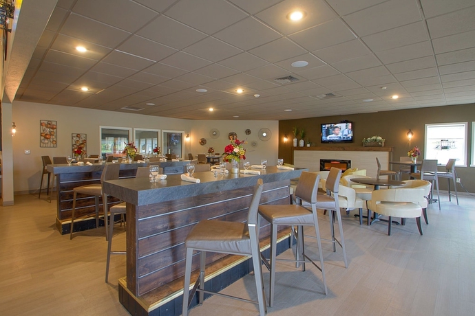 Imagen del bar/restaurante del Hotel Comfort Suites At Par 4 Resort. Foto 2