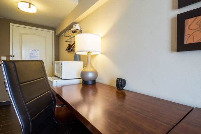 Imagen de la habitación del Hotel Comfort Suites At Woodbridge. Foto 3