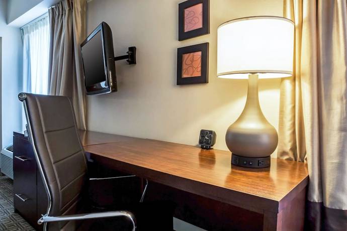 Imagen de la habitación del Hotel Comfort Suites At Woodbridge. Foto 6