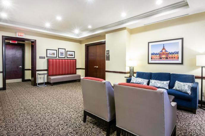 Imagen de los interiores del Hotel Comfort Suites At Woodbridge. Foto 20