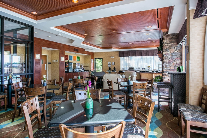 Imagen del bar/restaurante del Hotel Comfort Suites Augusta Riverwatch. Foto 1