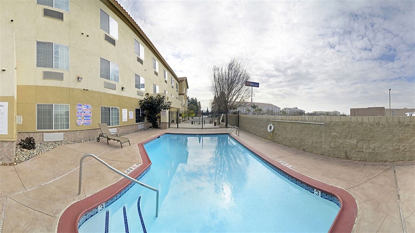Imagen de la piscina del Hotel Comfort Suites Bakersfield. Foto 15