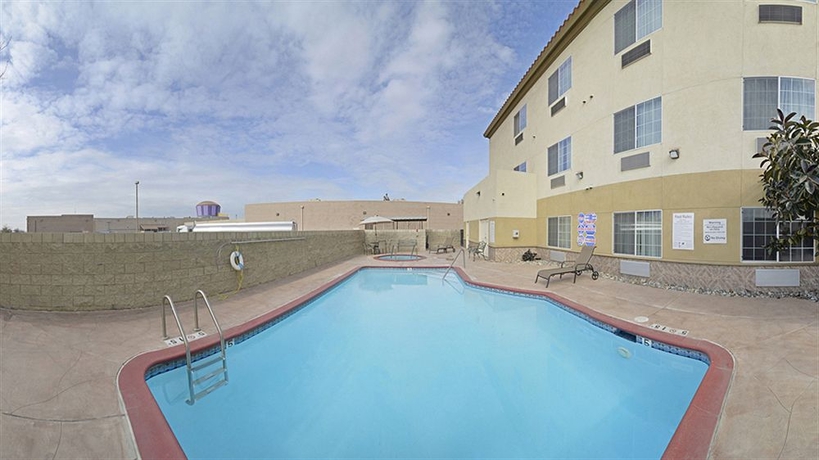 Imagen de la piscina del Hotel Comfort Suites Bakersfield. Foto 16