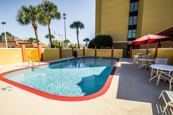 Imagen de la piscina del Hotel Comfort Suites - Baymeadows. Foto 15