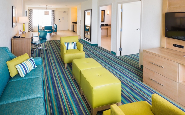 Imagen de la habitación del Hotel Comfort Suites Beachfront. Foto 7