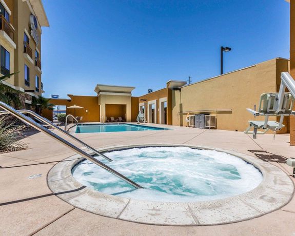 Imagen de la piscina del Hotel Comfort Suites Blythe. Foto 18