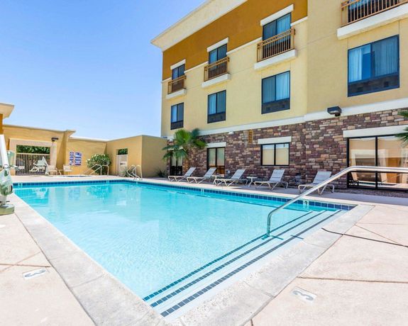 Imagen de la piscina del Hotel Comfort Suites Blythe. Foto 19
