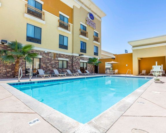 Imagen de la piscina del Hotel Comfort Suites Blythe. Foto 20