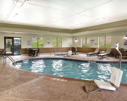 Imagen general del Hotel Comfort Suites Bridgeport - Clarksburg. Foto 4