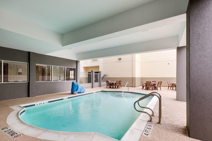 Imagen de la piscina del Hotel Comfort Suites Bush Intercontinental Airport. Foto 16