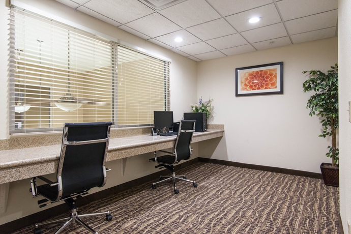 Imagen de los interiores del Hotel Comfort Suites Central/i-44. Foto 12