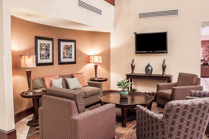 Imagen de los interiores del Hotel Comfort Suites Charleston West Ashley. Foto 8