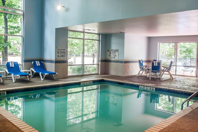 Imagen de la piscina del Hotel Comfort Suites Charleston West Ashley. Foto 16