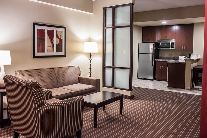Imagen de los interiores del Hotel Comfort Suites Charleston West Ashley. Foto 10