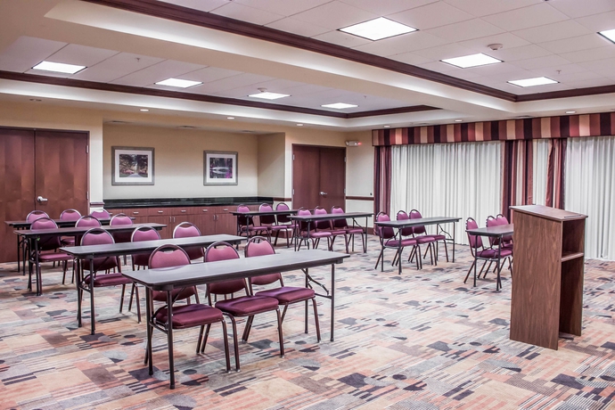 Imagen de los interiores del Hotel Comfort Suites Charleston West Ashley. Foto 12