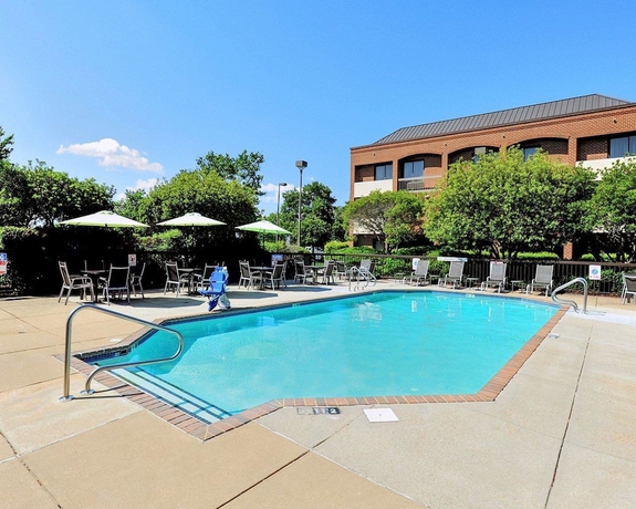 Imagen de la piscina del Hotel Comfort Suites Chesapeake - Norfolk. Foto 19