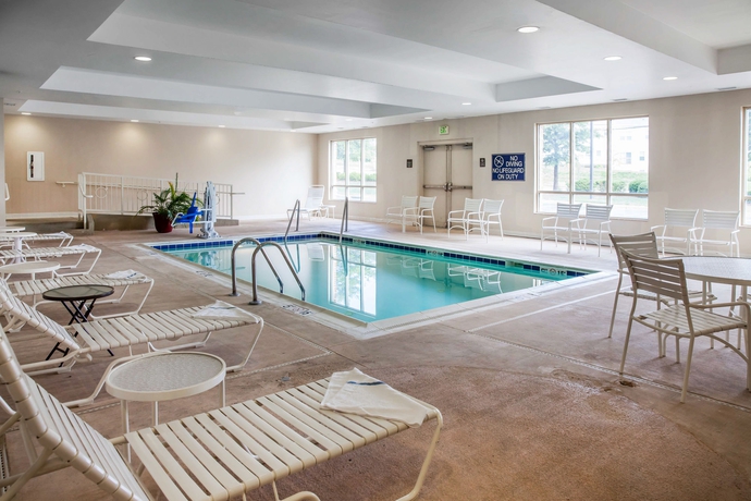 Imagen de la piscina del Hotel Comfort Suites Columbia Gateway. Foto 16