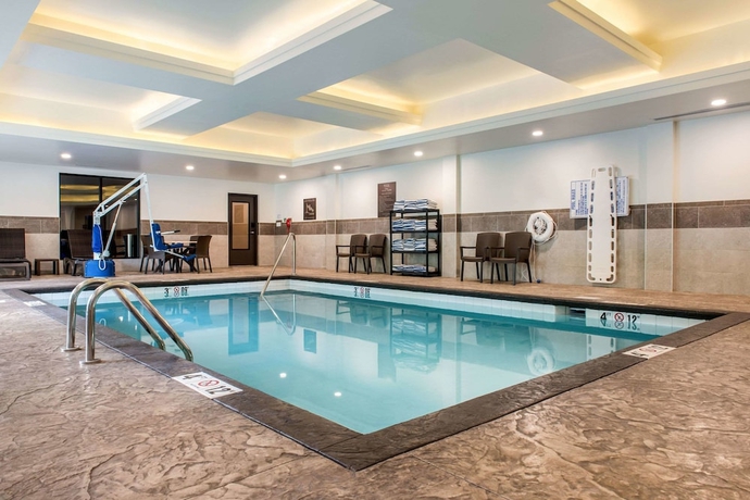 Imagen de la piscina del Hotel Comfort Suites Columbus Airport. Foto 19